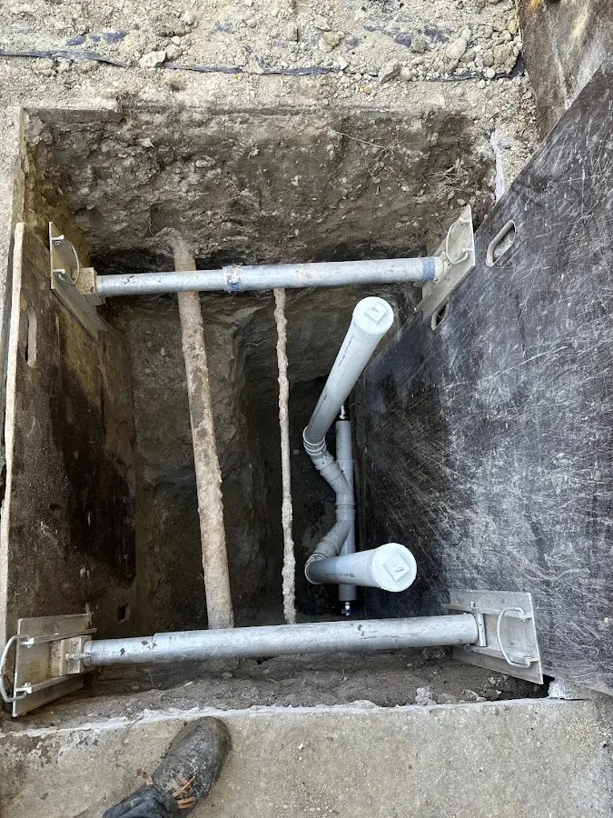 Experienced plumber completing Gas Line Repair work in Edgecliff Village